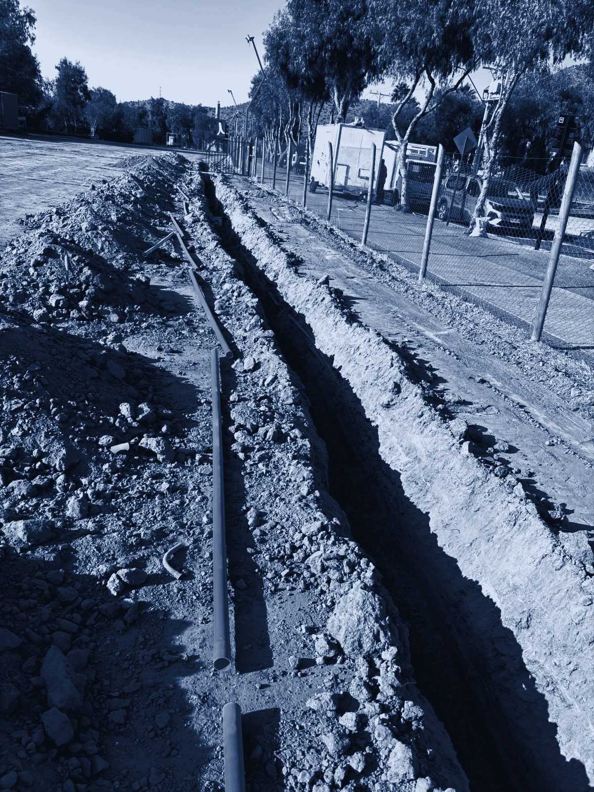 Zanja con canalización eléctrica subterránea