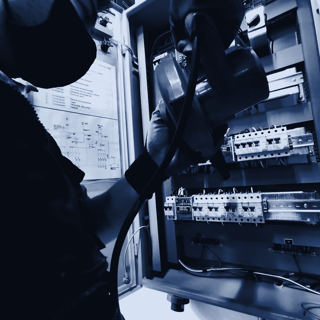 Electricista trabajando sobre un tablero eléctrico