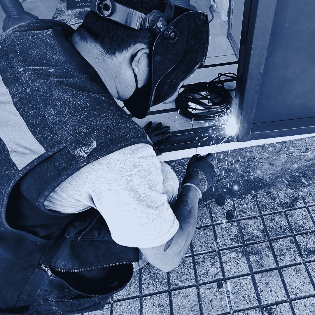 Soldador de CAZU trabajando en la estructura de una tienda